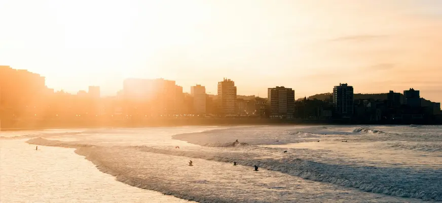 Playa de Gijón al atardecer