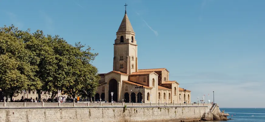 Iglesia de San Pedro en el paseo del Muro de San Lorenzo, Gijón
