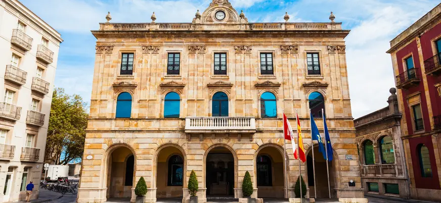 Exterior del ayuntamiento de Gijón, Asturias