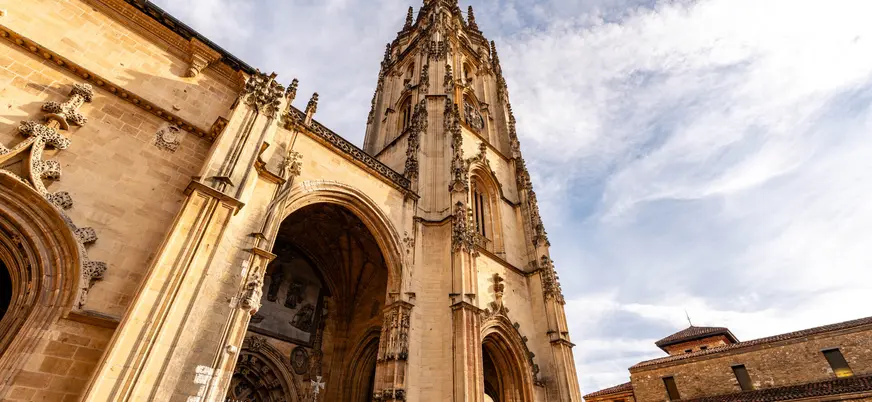 Torre gótica y pórtico de la Catedral de San Salvador de Oviedo