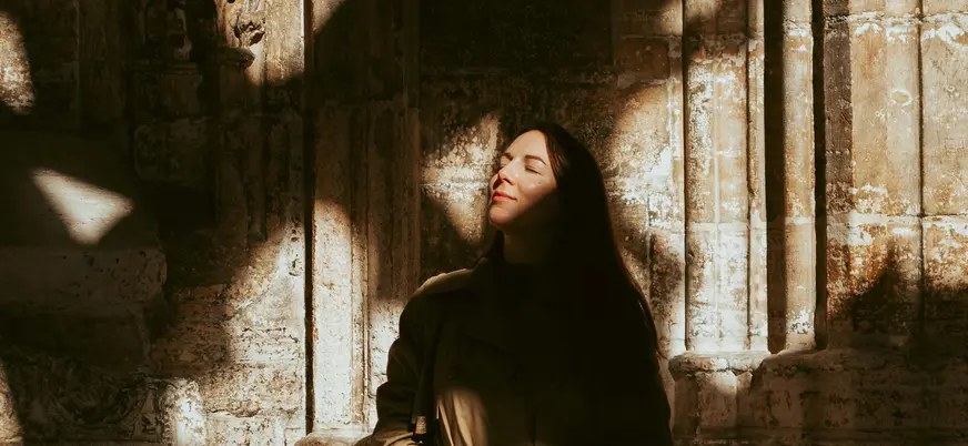 Mujer en el claustro de la Catedral de Oviedo.