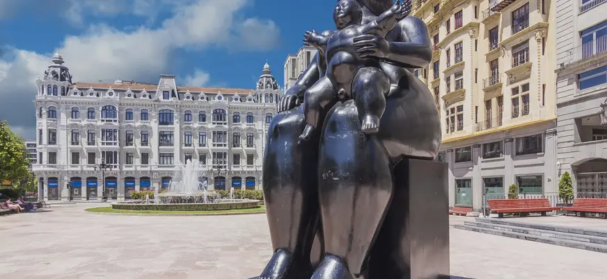 Escultura "La Maternidad" de Botero en la Plaza de la Escandalera de Oviedo