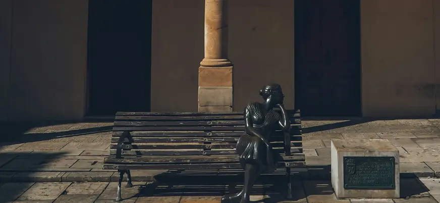 Escultura "La Bella Lola" en la plaza del Fontán, Oviedo