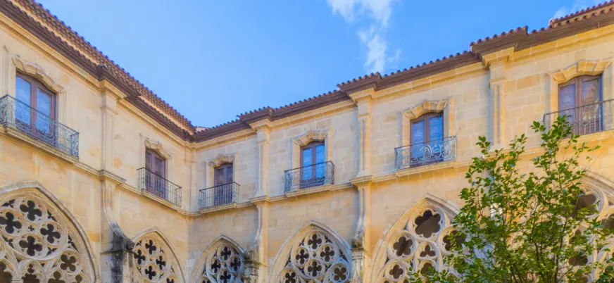 Arcos góticos y ventanales del claustro de la Catedral de Oviedo