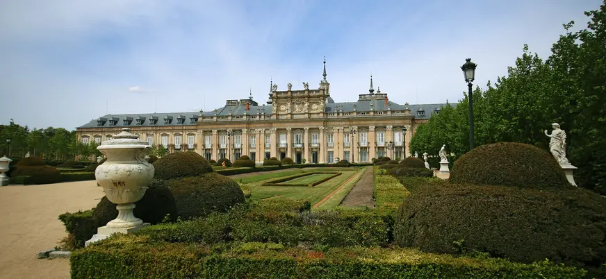Jardines barrocos y fachada principal del Palacio de La Granja de San Ildefonso