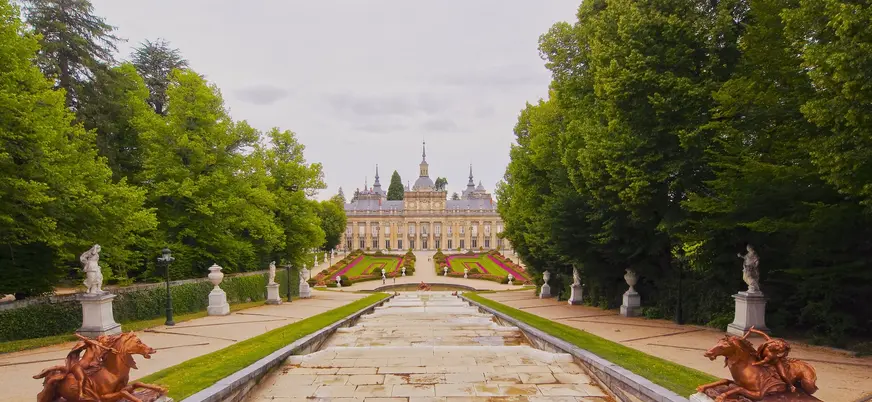 Perspectiva de la Gran Cascada y fachada del Palacio de La Granja en Segovia.