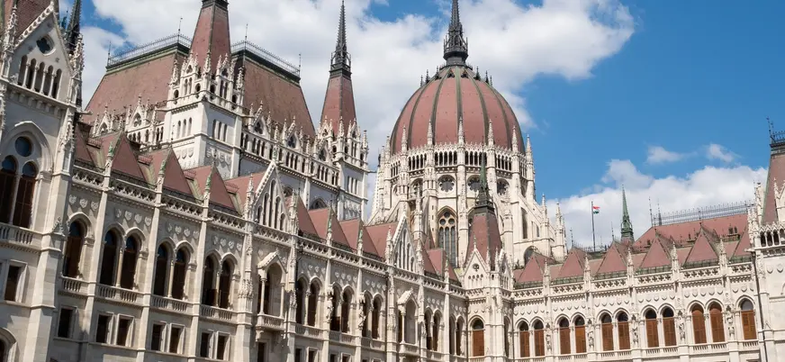Detalle del edificio del Parlamento de Budapest con su cúpula y torres.