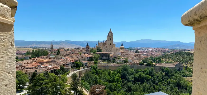 Panorámica de Segovia con la Catedral destacando sobre el horizonte y el valle.