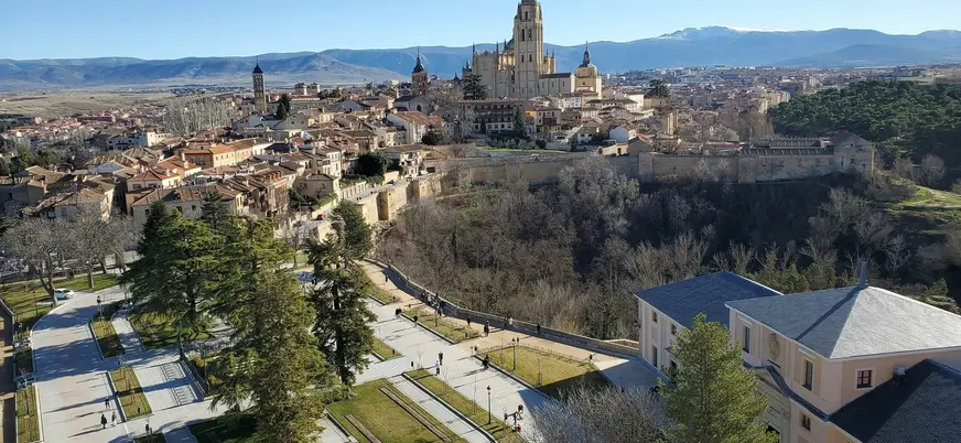 Vista aérea de la Catedral de Segovia, la muralla y jardines del Alcázar.