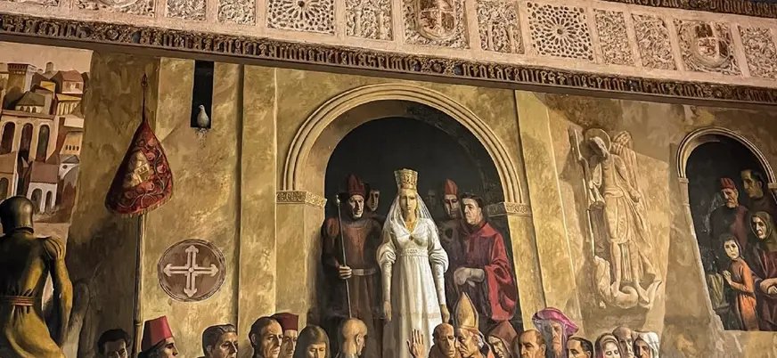 Mural histórico en el Alcázar de Segovia que representa una coronación real.
