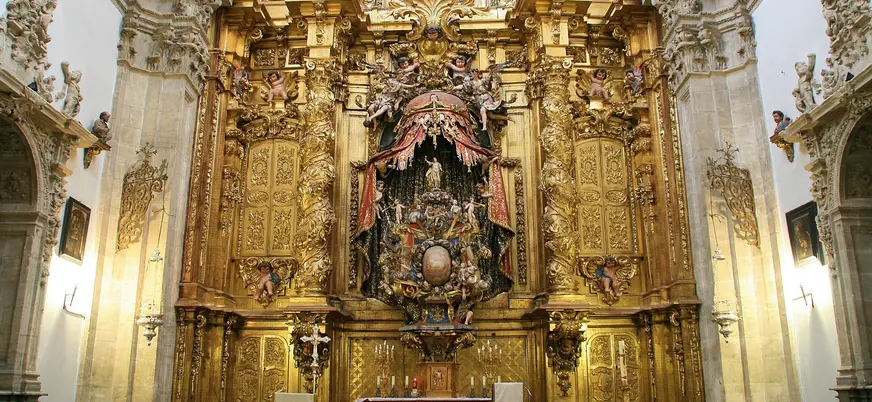 Interior gótico de la Catedral de Segovia con grandes columnas y retablos.