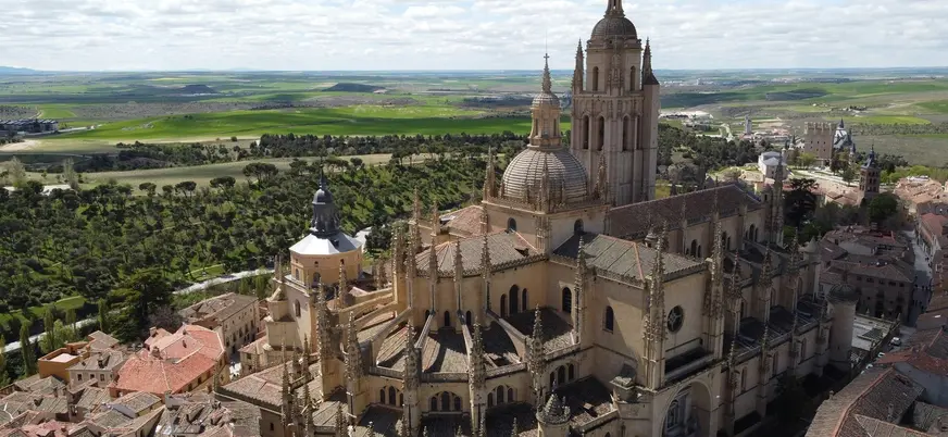 Ábside y cúpula de la Catedral de Segovia vistos desde las alturas.