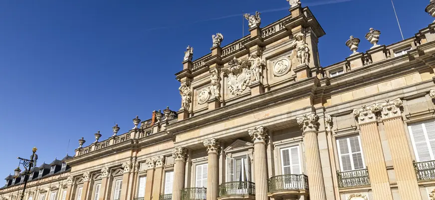 Fachada barroca del Palacio Real de La Granja de San Ildefonso bajo cielo azul