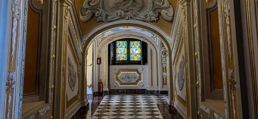 Fuentes de los jardines y fachada del Palacio de La Granja en Segovia, España