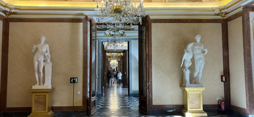 Esculturas clásicas y lámparas de cristal en el interior del Palacio de La Granja.