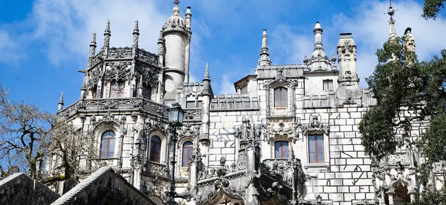 Fachada detallada del palacio de la Quinta da Regaleira.