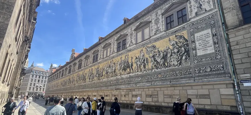 visitando el mural de los príncipes excursión de buendía Dresde Alemania