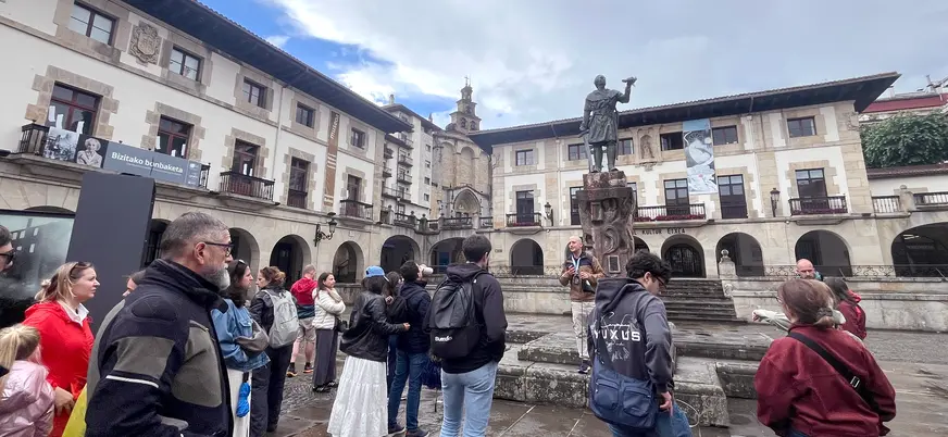 visitando guernika con explicaciones guia buendía