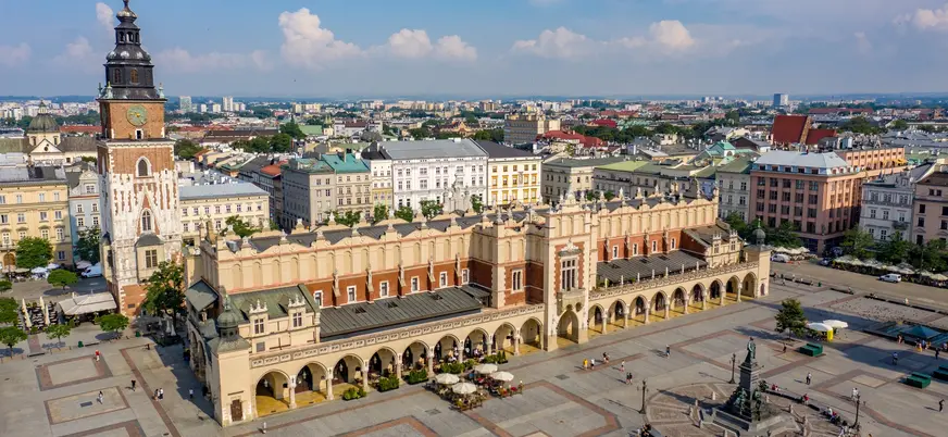 Vista aérea de la Lonja de los Paños en la Plaza del Mercado de Cracovia