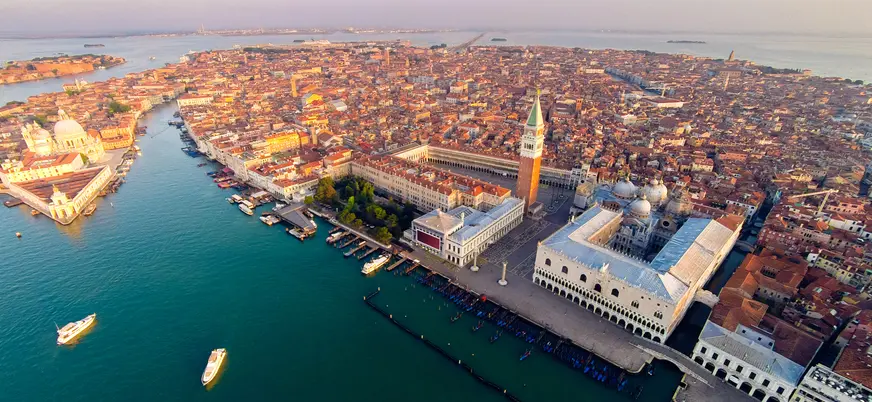 Vista aérea del Palacio Ducal y su entorno en Venecia