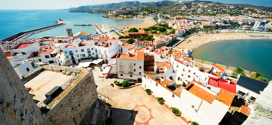 Generar alts dijo:  Vista aérea de Peñíscola con su casco antiguo y playas en la Comunidad Valenciana.