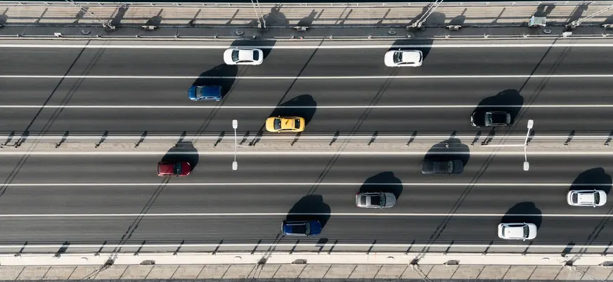 Vista aérea del tráfico sobre el puente del Bósforo en Estambul, Turquía