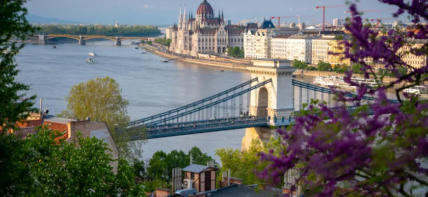 Vista aérea de Budapest con el Puente de las Cadenas y el Parlamento junto al Danubio