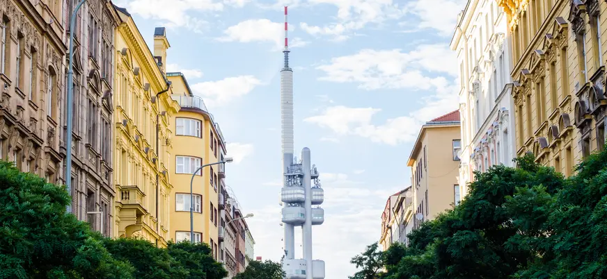 Torre de Televisión Žižkov encajada entre edificios de calles en Praga.
