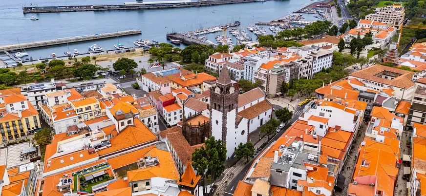 Vista aérea de la Catedral de Funchal y el puerto deportivo en Madeira