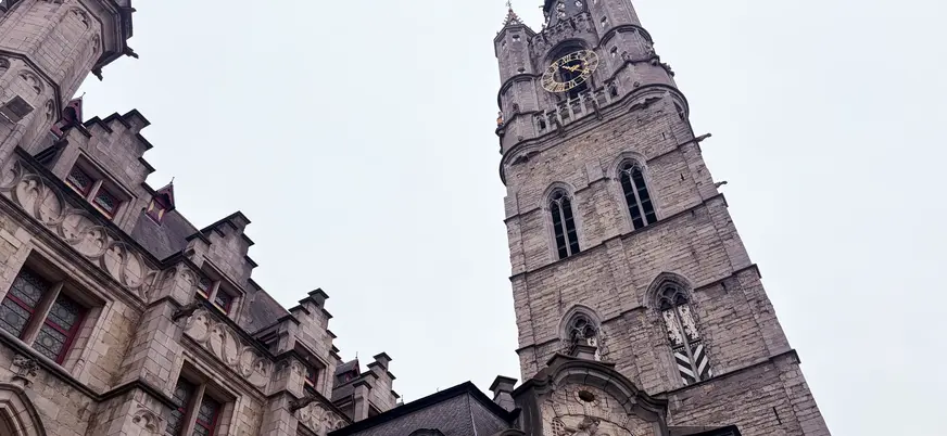 vista contrapicada del campanario de gante bélgica