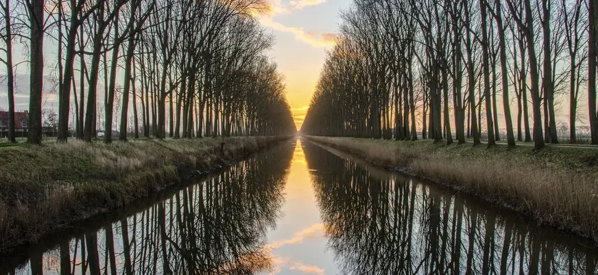 Vista del canal de Damme al amanecer Bélgica