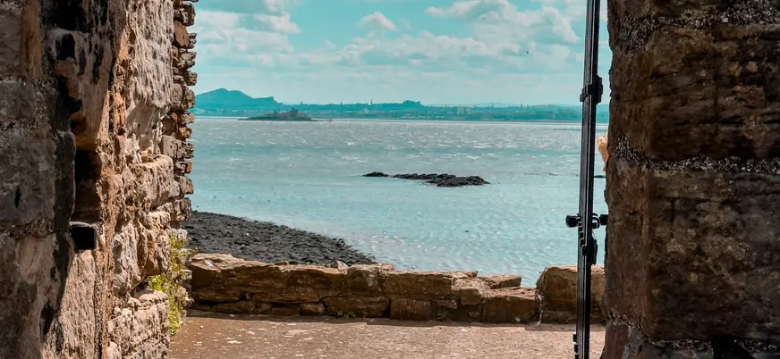 vista del mar firth of forth en la isla de inchcolm escocia