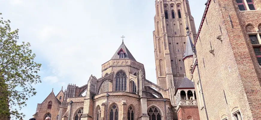 Vista exterior de nuestra señora de Brujas y su torre