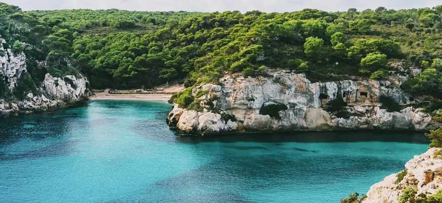 Acantilados y aguas en Cala Macarelleta, Menorca