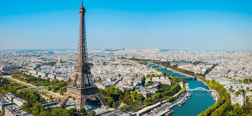 Vista aérea de París con la Torre Eiffel en primer plano