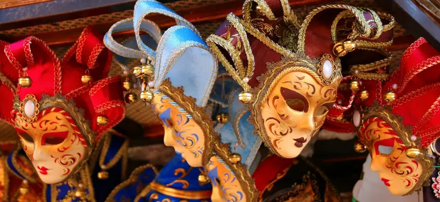 Máscaras venecianas artesanales en un taller tradicional de Venecia