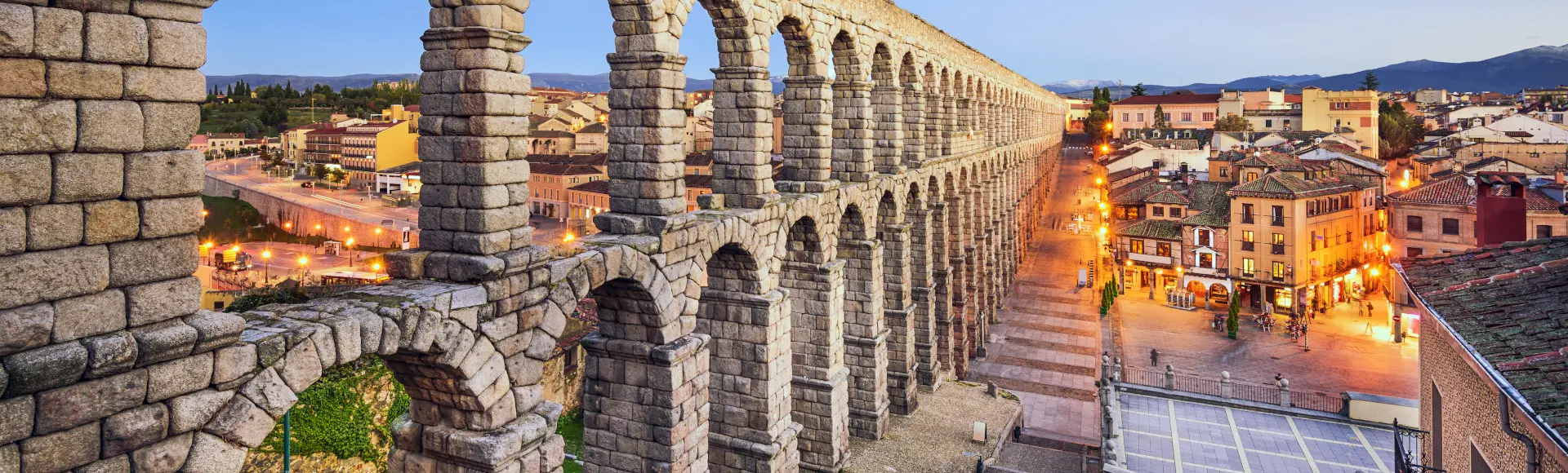 Atardecer en el acueducto de Segovia con luces en las calles-Excursión a Toledo y Segovia desde Madrid-Buendía Tours Madrid