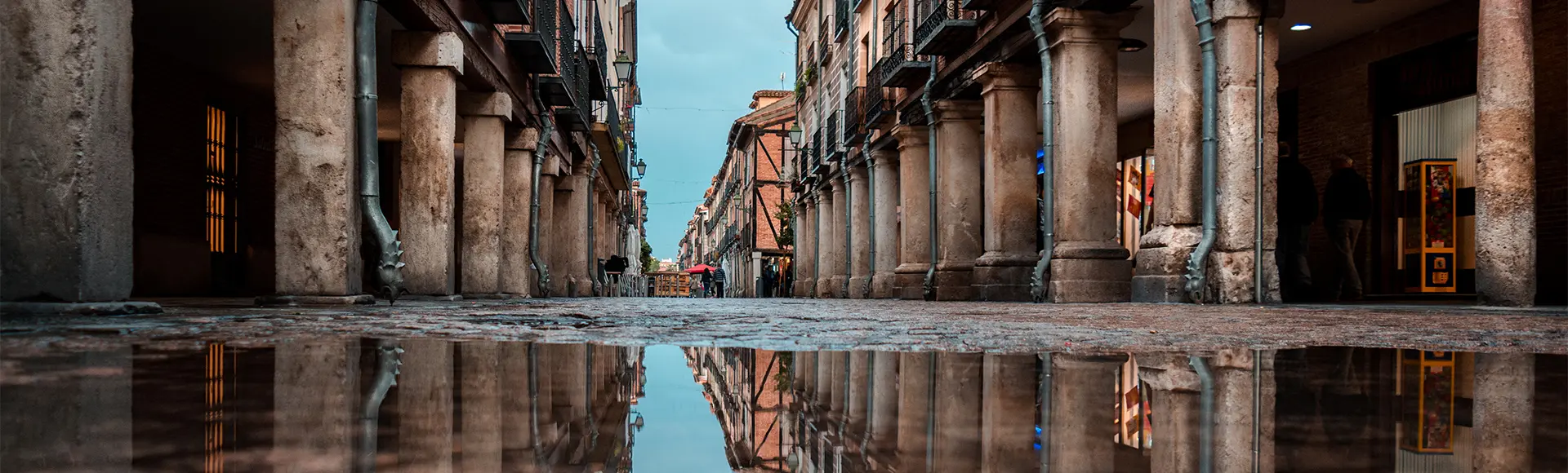 Calle de Alcalá de Henares con su reflejo en un charco de agua--Excursión a Alcalá de Henares desde Madrid-Buendía 