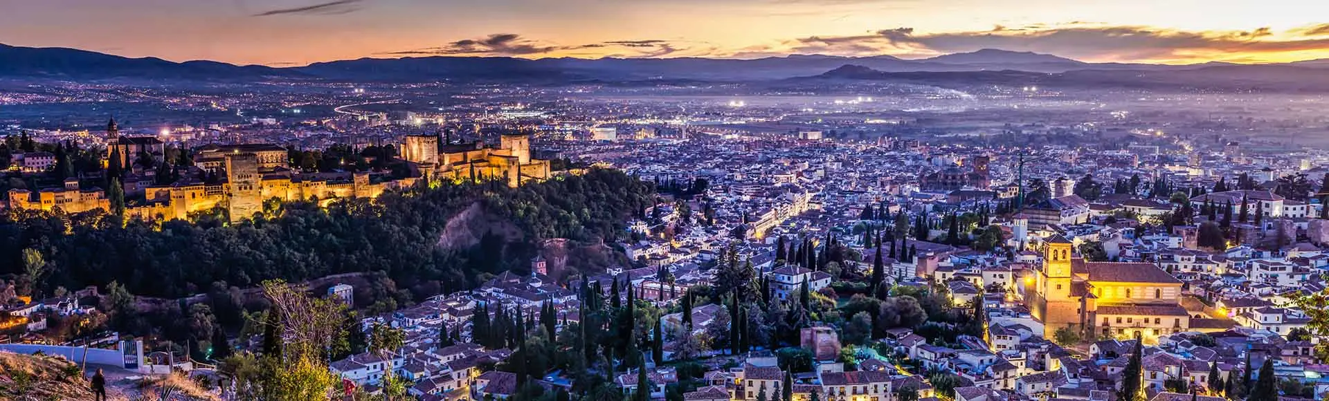 Vista aérea de noche de la Alhambra iluminada y Granada al fondo - Visita Guiada Alhambra Nocturna: Palacios Nazaríes - Excursiones y Actividades en Granada - Buendía