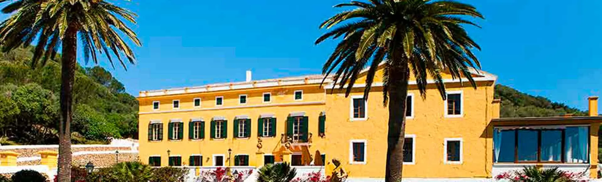 Vista las casas y el museo de Binissuès en Menorca-Actividades y excursiones en Menorca_ Buendía