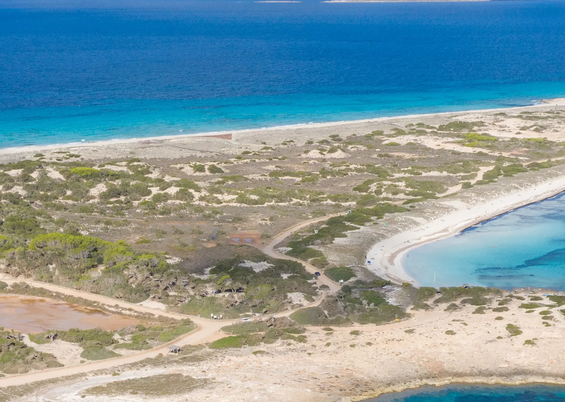 Playa de Formentera, aguas turquesas, arena blanca, veleros, yates, bañistas