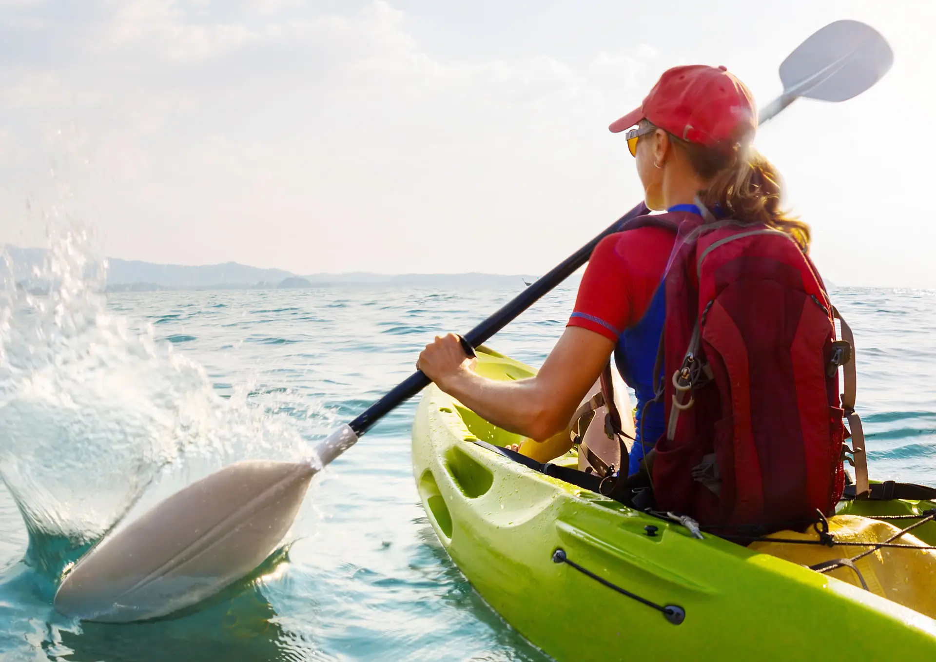 Mujer en Kayak en Menorca - Excursión en Kayak desde Cala en Porter a Cales Coves en Menorca- Actividades y Excursiones Buendía Islas Baleares