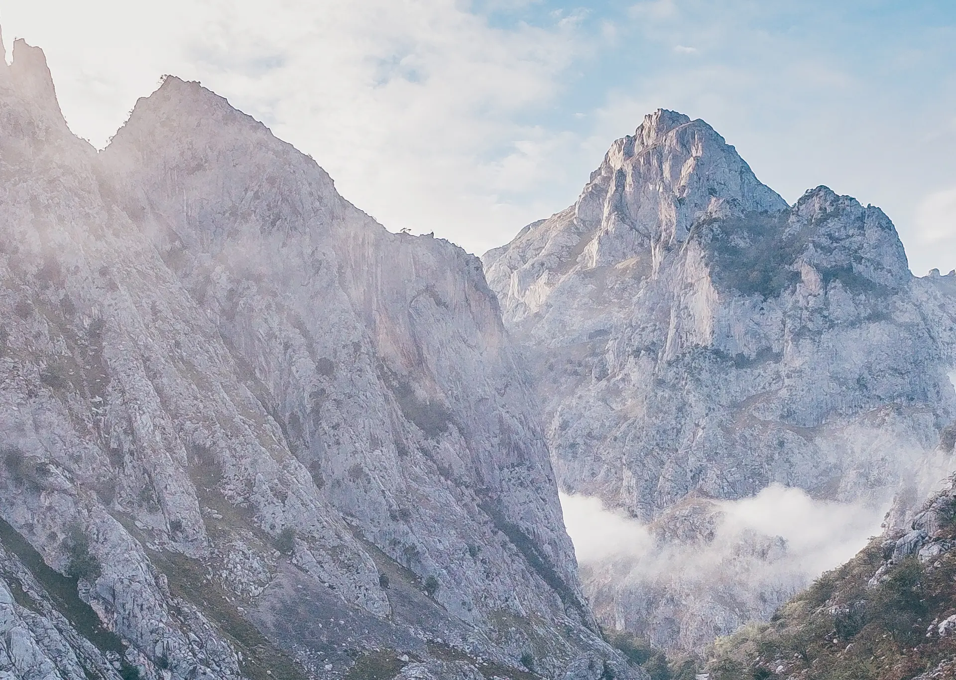 Vistas a Picos de Europa durante una excursión en 4x4 con BuendíaTours