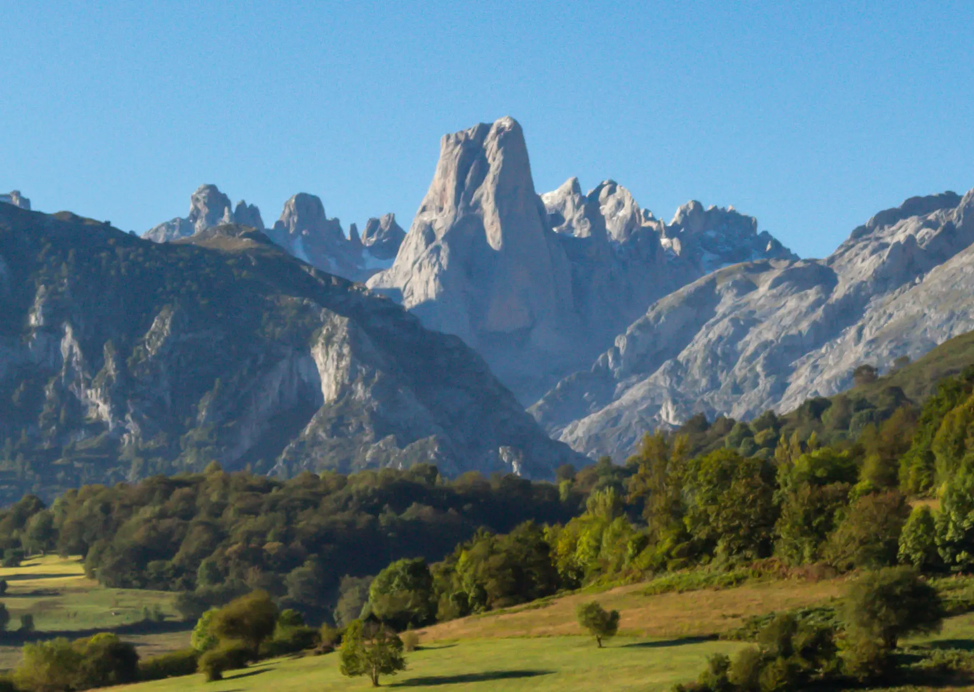 Vistas impresionantes del Naranjo de Bulnes o Picu Urriellu desde el pueblo de Arenas de Cabrales durante la ruta en 4x4 con BuendíaTours por picos de Europa en Asturias