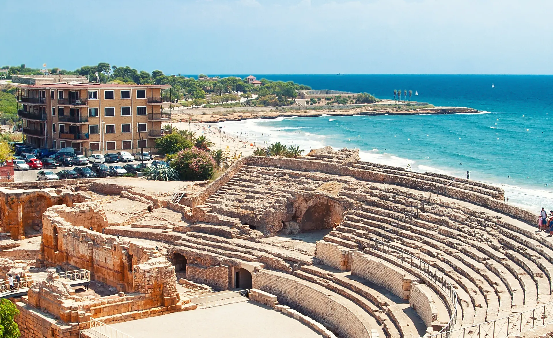 Coliseo de Tarragona con el mar Mediterráneo de fondo - Free tour, excursiones, visita guiada y actividades en Tarragona - Buendía Cataluña