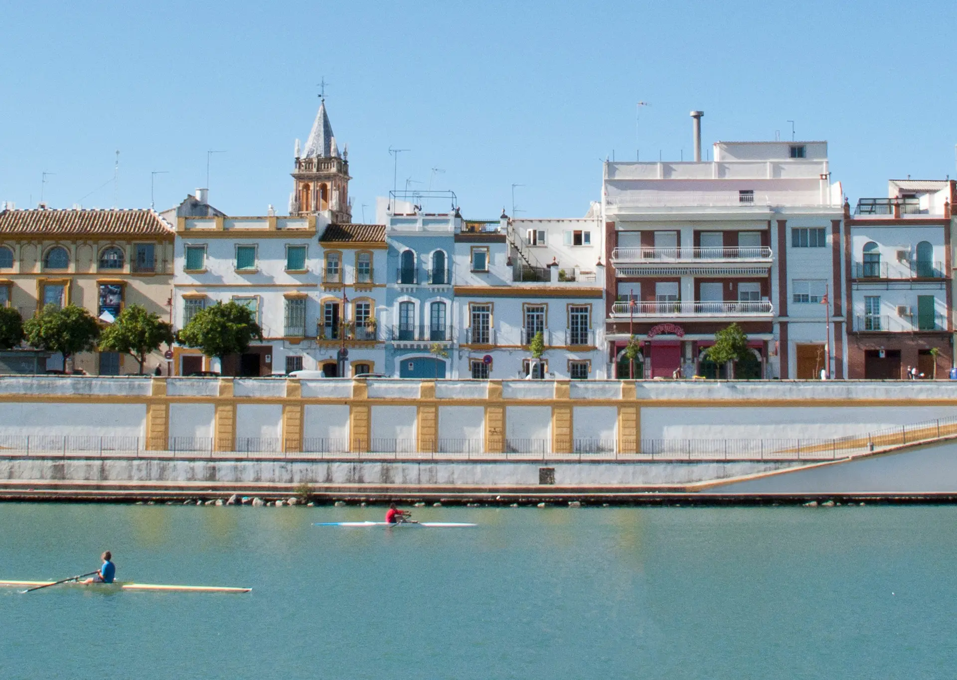 Ciudad de Sevilla y río Guadalquivir con personas en kayak - Tour en Kayak por Sevilla - Buendía Andalucía