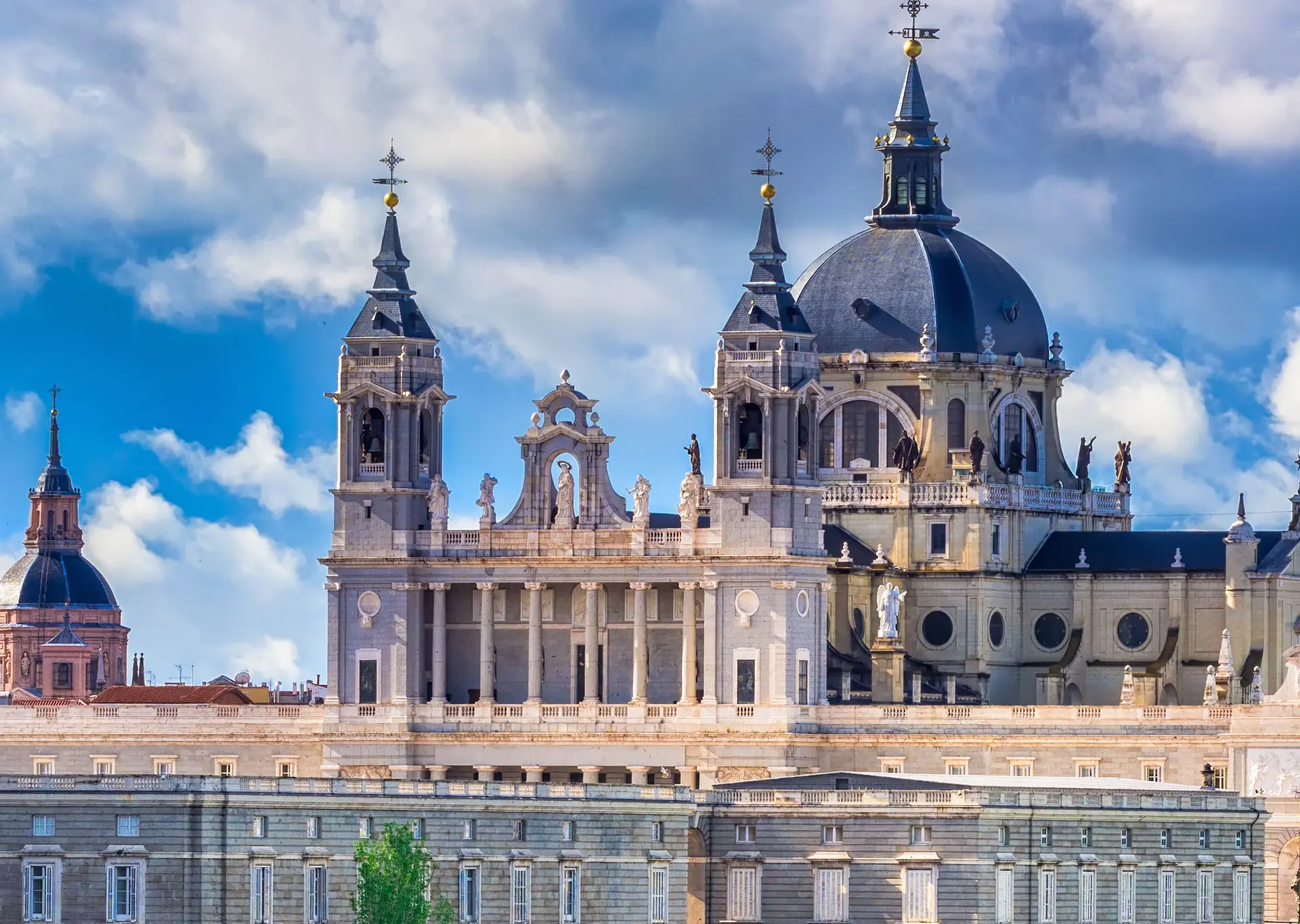 Catedral de la Almudena y Palacio Real de Madrid - Tour por el Palacio Real y la Catedral de la Almudena - Visitas Guiadas y Excursiones en Madrid - Buendía