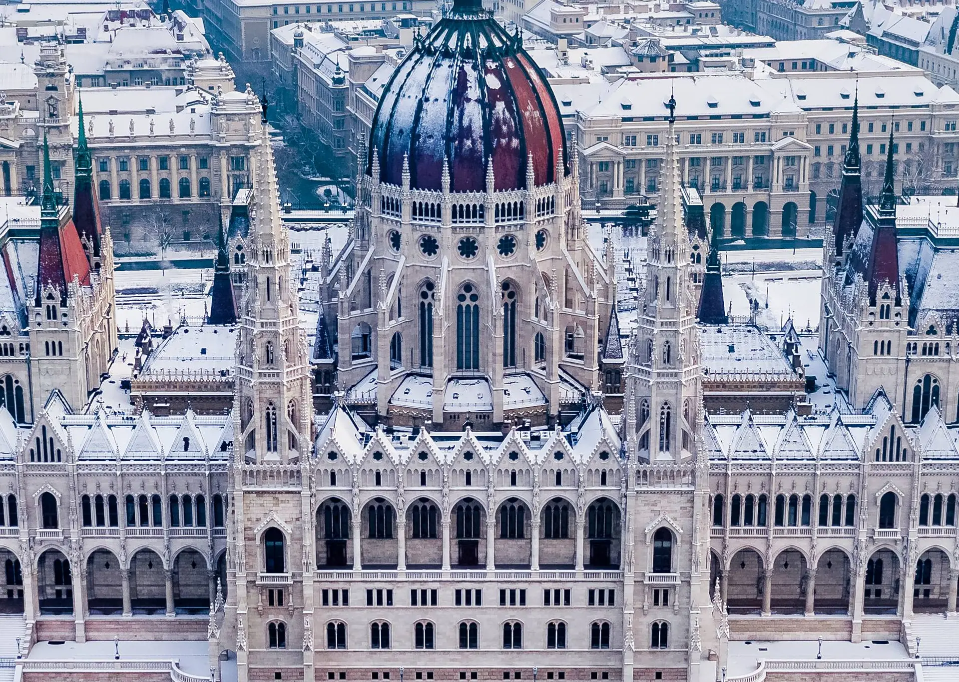Vista aérea panorámica del parlamento de  Budapest nevado -Visitas guiadas y excursiones en Budapest-Buendía