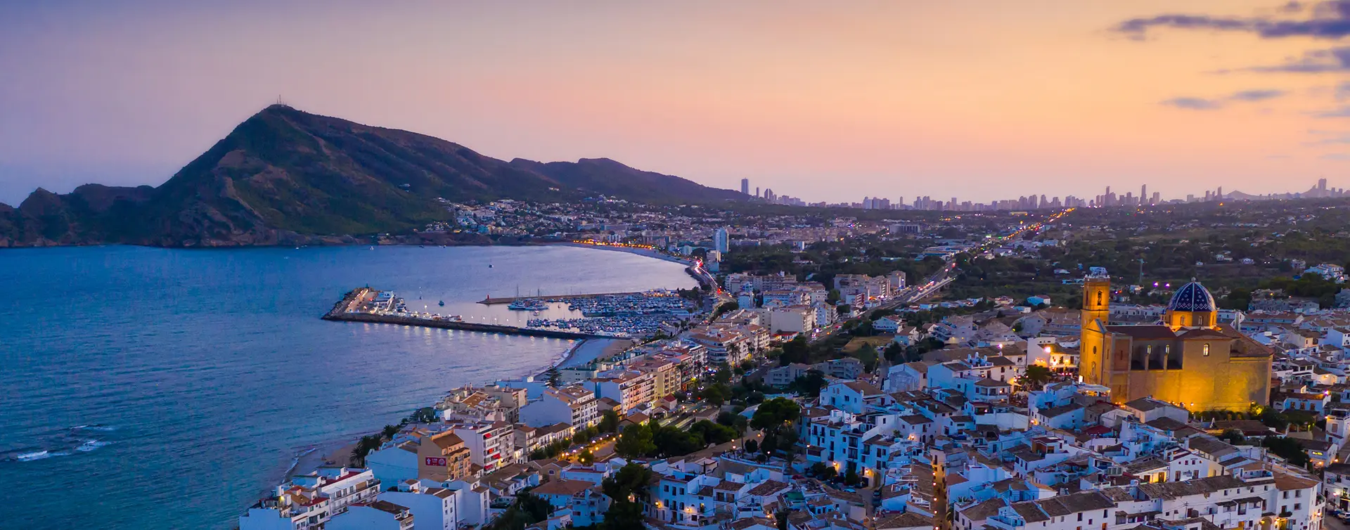 Pueblo de Altea en Alicante con la Sierra de Bernia de fondo - Free tour, visitas guiadas y excursiones en Altea - Buendía