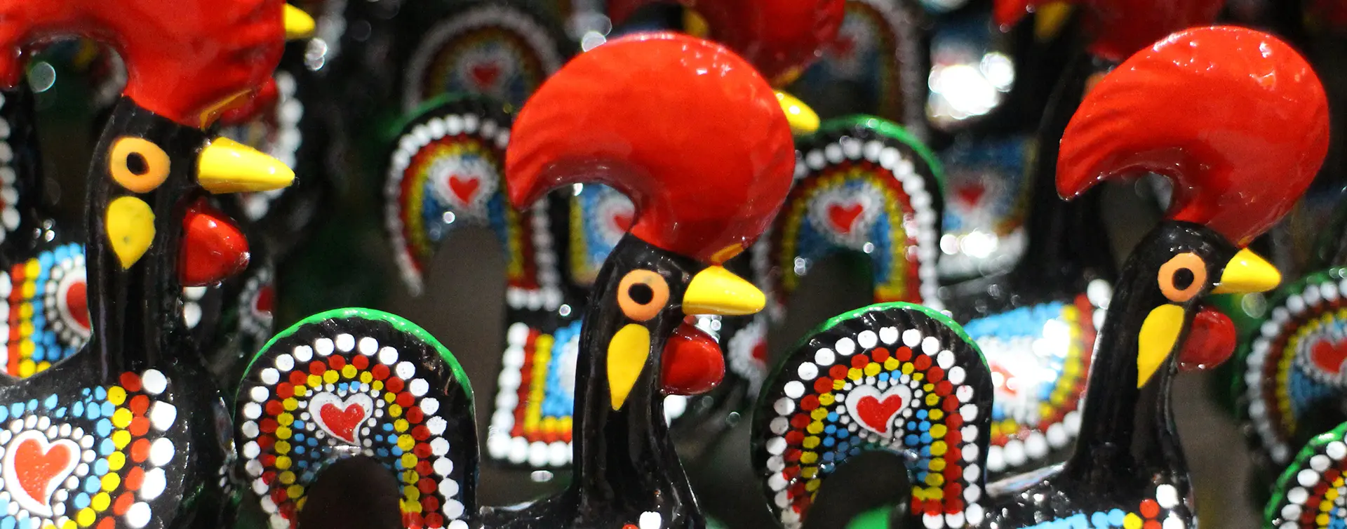 Figurina colorida de un gallo, símbolo de Portugal - Excursión a Fátima, Nazaré, Óbidos y Batalha desde Lisboa - Actividades y Excursiones Buendía Portugal